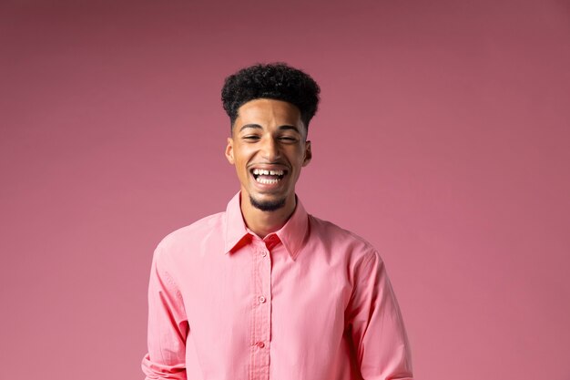 Mittelgroßer Mann mit rosa Hintergrund