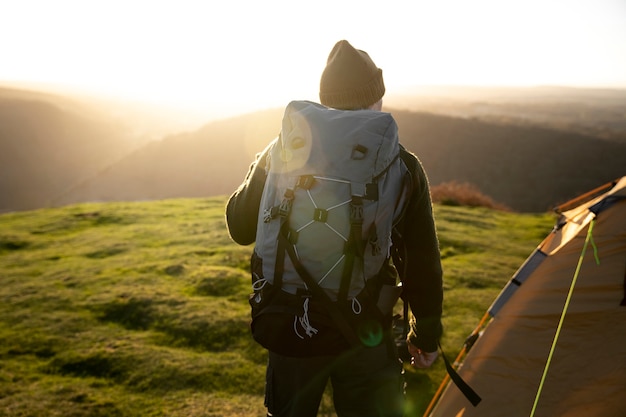 Kostenloses Foto mittelgroßer mann mit rucksack