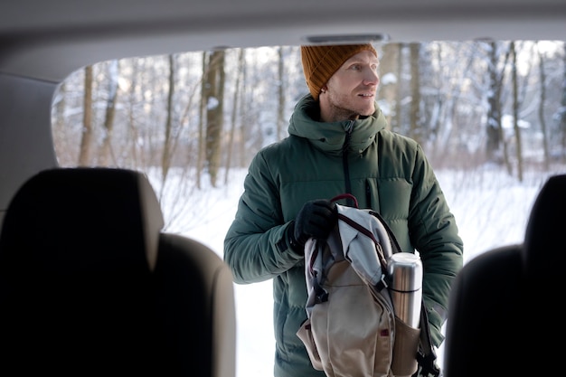 Kostenloses Foto mittelgroßer mann mit rucksack