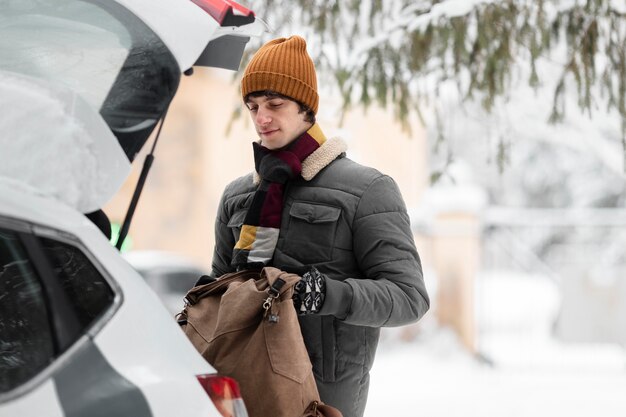 Mittelgroßer Mann mit Rucksack