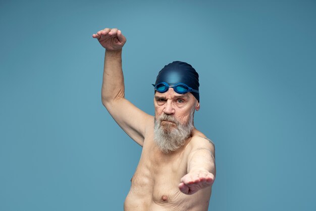 Mittelgroßer Mann mit Schwimmausrüstung