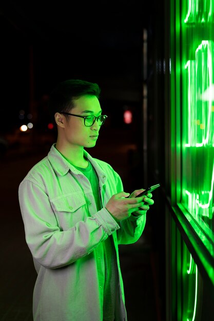 Mittelgroßer Mann mit Smartphone