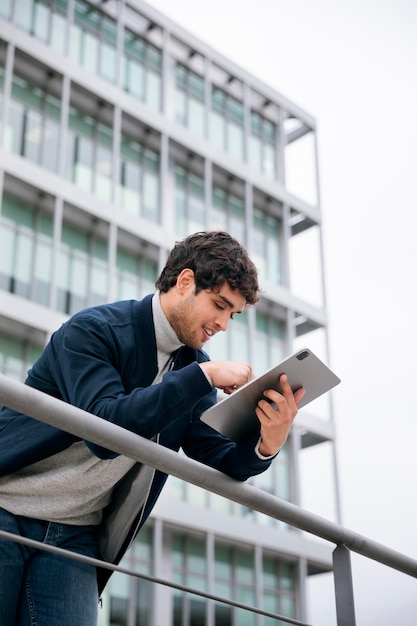 Kostenloses Foto mittelgroßer mann mit tablet