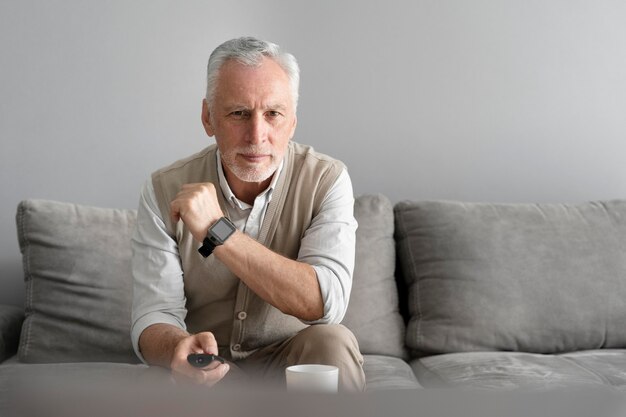 Mittelgroßer Mann mit Uhr