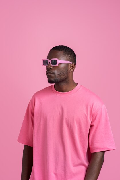 Mittelgroßer Mann posiert in rosa Outfit
