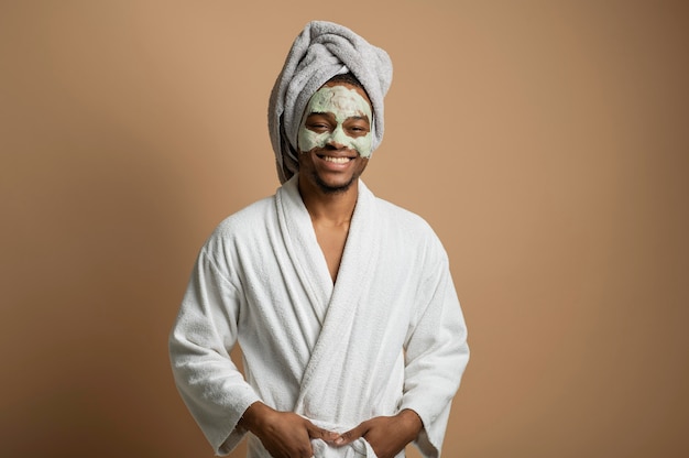 Mittelgroßer Smiley-Mann mit Gesichtsmaske