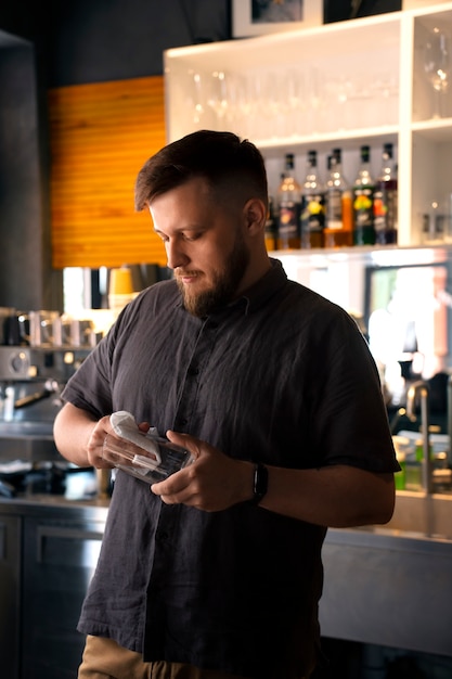 Mittelgroßer, übergroßer Mann, der als Barista arbeitet