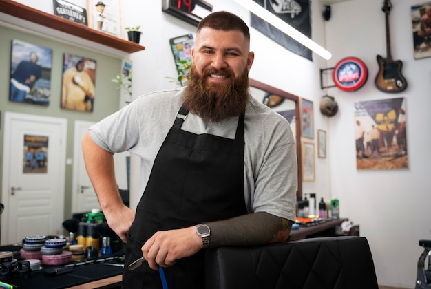 Kostenloses Foto mittelgroßer, übergroßer mann, der als friseur arbeitet