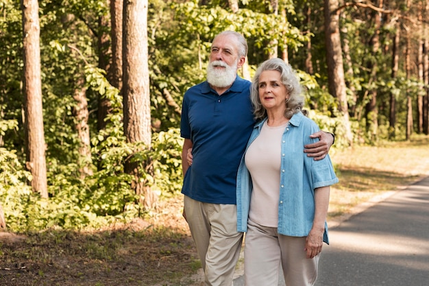 Mittelgroßes älteres Paar, das zusammen geht walking