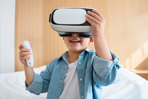 Mittelgroßes Kind mit VR-Brille