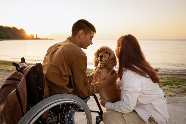 Kostenloses Foto mittelgroßes paar, das mit hund reist