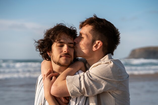 Mittelgroßes schwules Paar am Strand