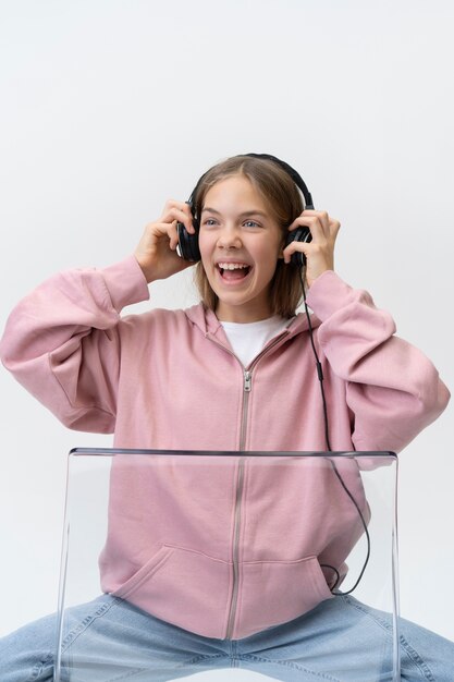 Mittelgroßes Smiley-Mädchen mit Kopfhörern