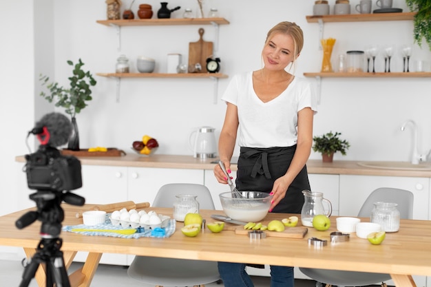 Kostenloses Foto mittelhohe frau beim kochen