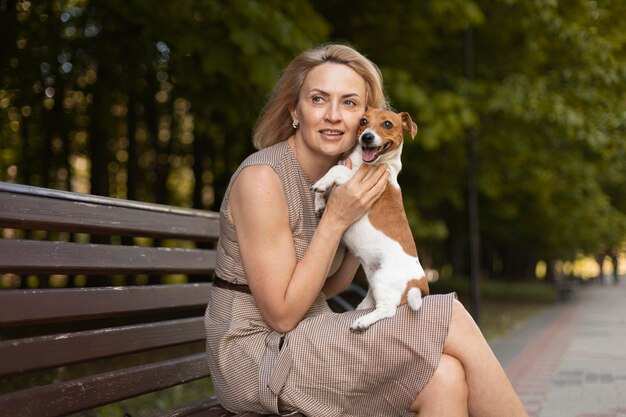 Mittelhohe Frau mit entzückendem Hund