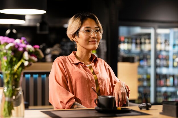 Mittelhohe Frau mit Kaffeetasse