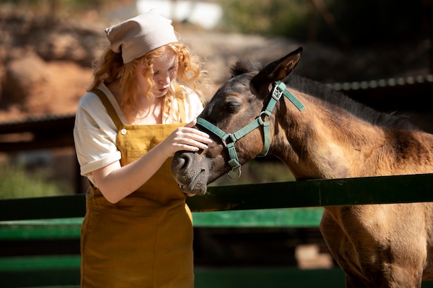 Kostenloses Foto mittelhohe frau mit pferd