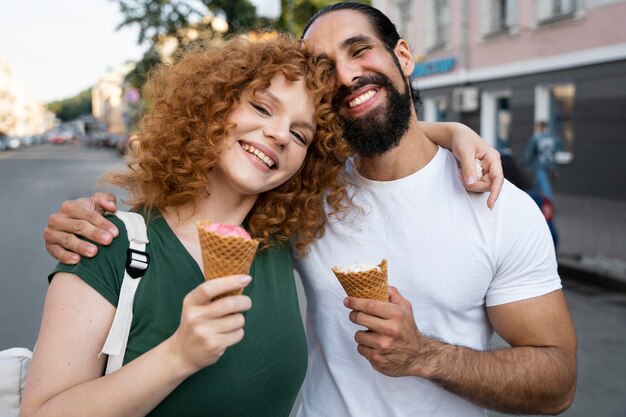 Mittelhohe Frau und Mann mit Eiscreme