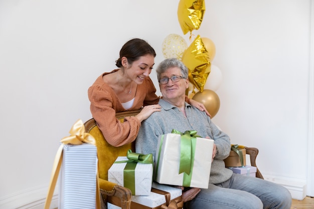 Mittelhohe Frau und Mann mit Geschenken