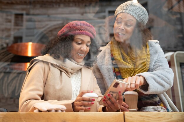 Mittelhohe Frauen mit Kaffee