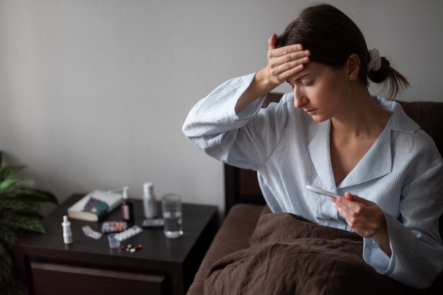 Mittelhohe kranke Frau mit Fieber