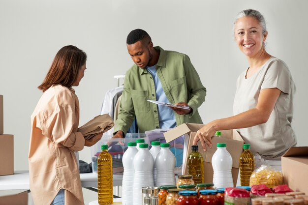 Mittelhohe Leute, die Spenden sammeln