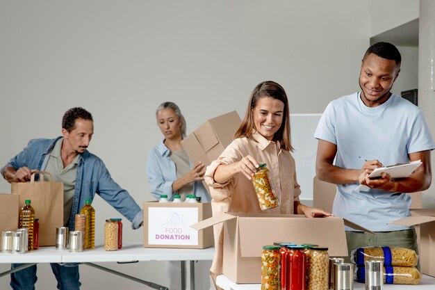 Mittelhohe Leute, die zusammen helfen