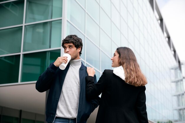 Mittelhohe Leute mit Kaffeetasse