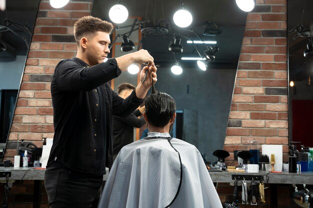Mittelhoher Friseur mit Styling-Tools