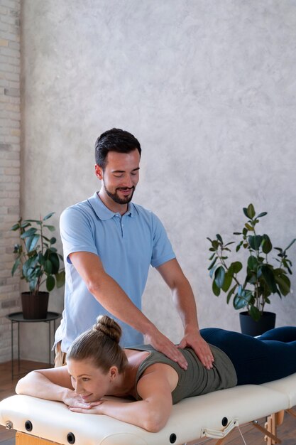 Mittelhoher Patient in der Physiotherapie