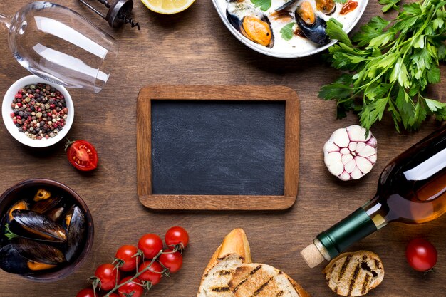 Mittelmeerdiät der flachen Lage mit Miesmuscheln mit Tafel