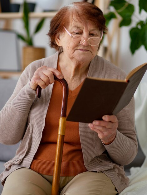 Mittelschuss alte Frau, die Buch liest