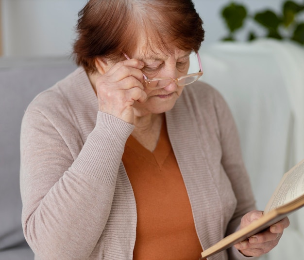 Mittelschuss-frau, die buch liest