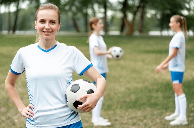 Kostenloses Foto mittelschuss frauenfußballmannschaft