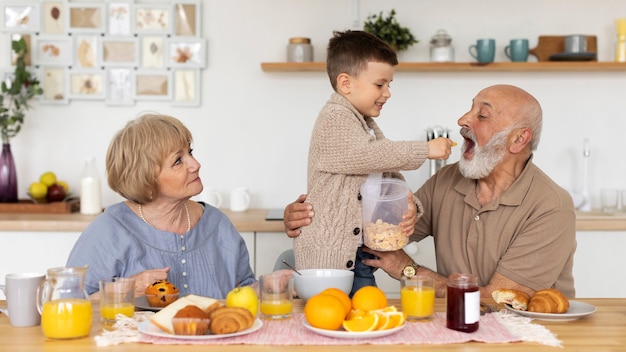 Kostenloses Foto mittelschuss großeltern und junge