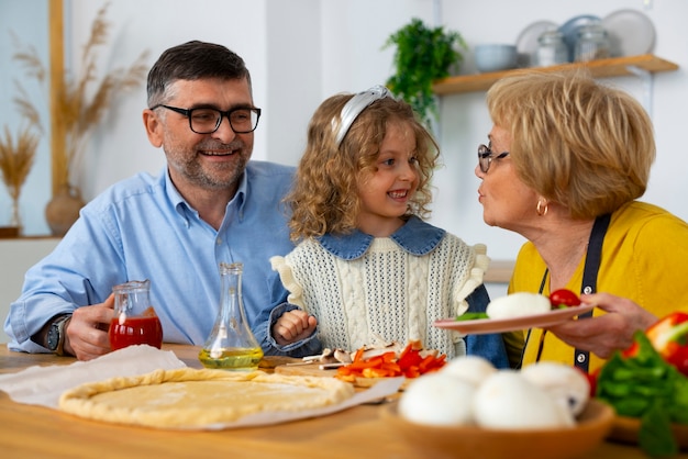 Kostenloses Foto mittelschuss großeltern und mädchen in der küche