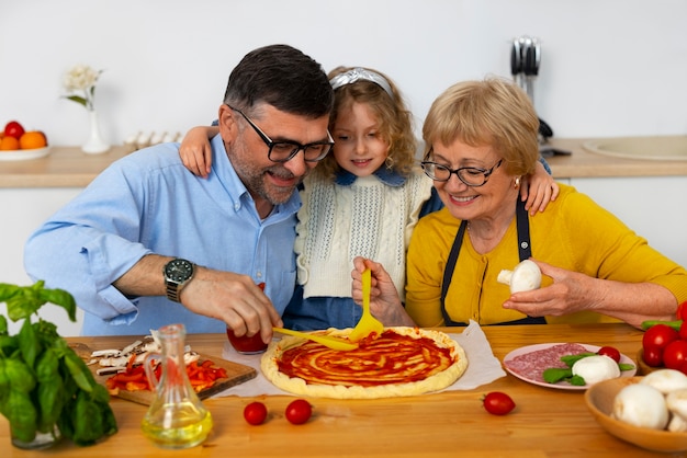 Mittelschuss Großeltern und Mädchen in der Küche