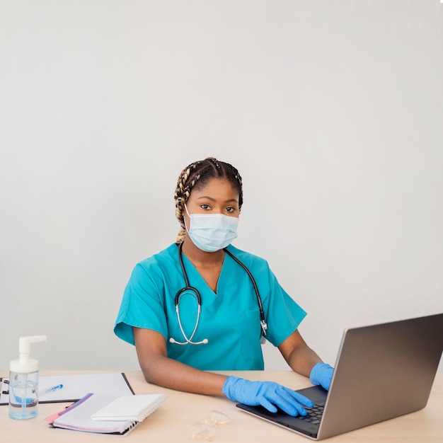 Mittelschussarzt mit medizinischer Maske