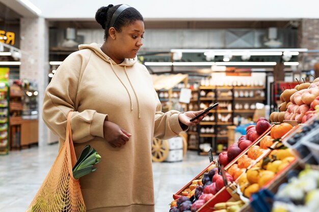 Mittelstarke Frau am Markt