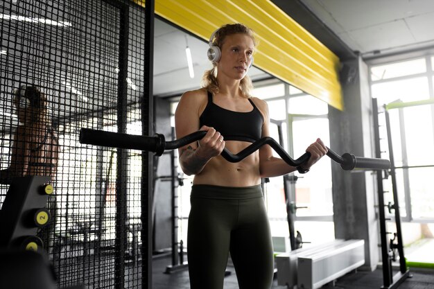 Mittelstarke Frau beim Training der Arme