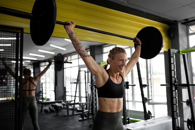 Kostenloses Foto mittelstarke frau beim training mit hantel