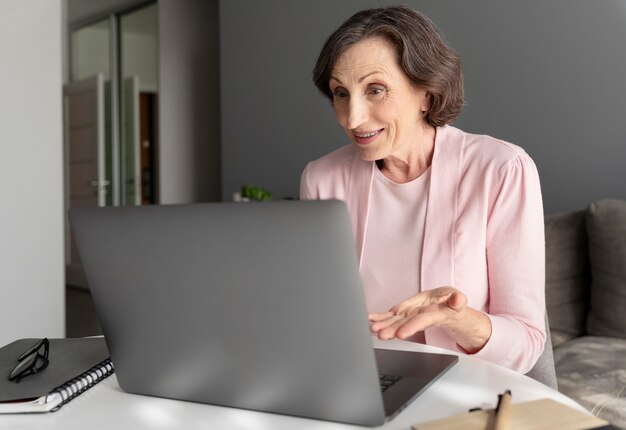 Mittelstarke Frau mit Laptop