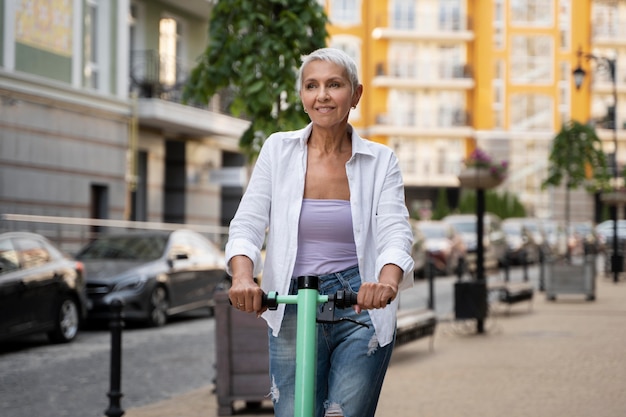 Mittelstarke Frau mit Roller