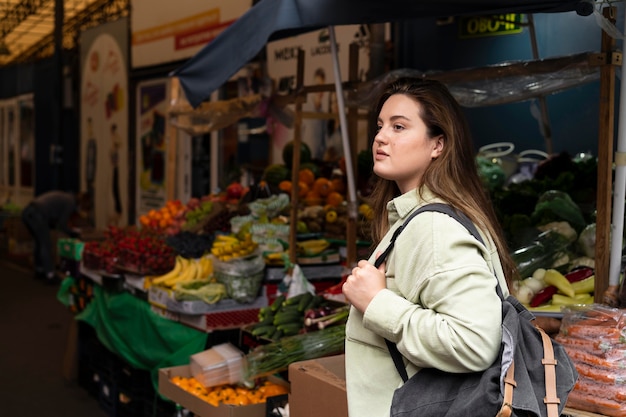 Mittelstarke Frau mit Rucksack