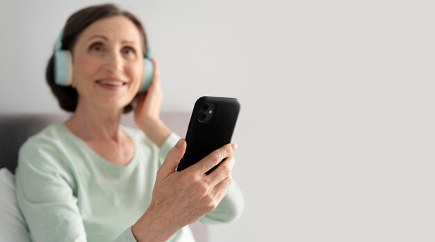 Mittelstarke Frau mit Smartphone