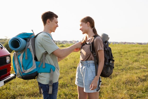 Mittelstarke Frau und Mann mit Rucksack