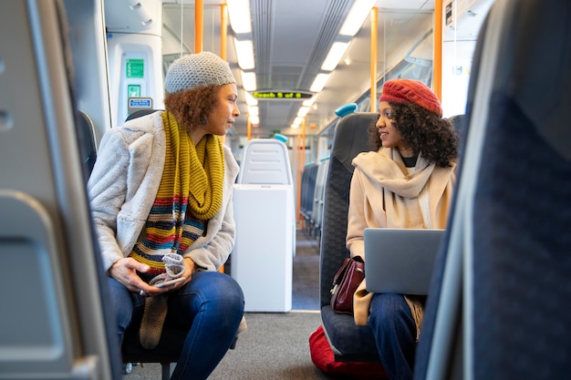 Mittelstarke Frauen, die mit dem Zug reisen