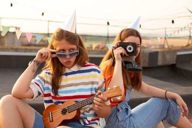 Mittelstarke frauen mit fotokamera