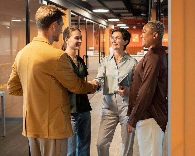 Mittelstarke Kollegen zurück ins Büro