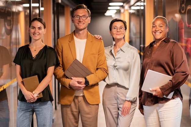 Kostenloses Foto mittelstarke kollegen zurück ins büro